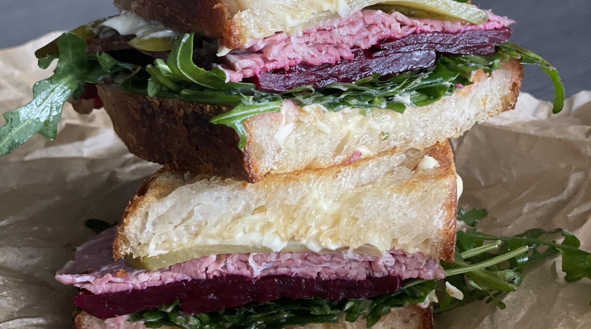 Veľkonočný sendvič s hovädzím pastrami Klouda Veľkonočný sendvič s hovädzím pastrami Klouda