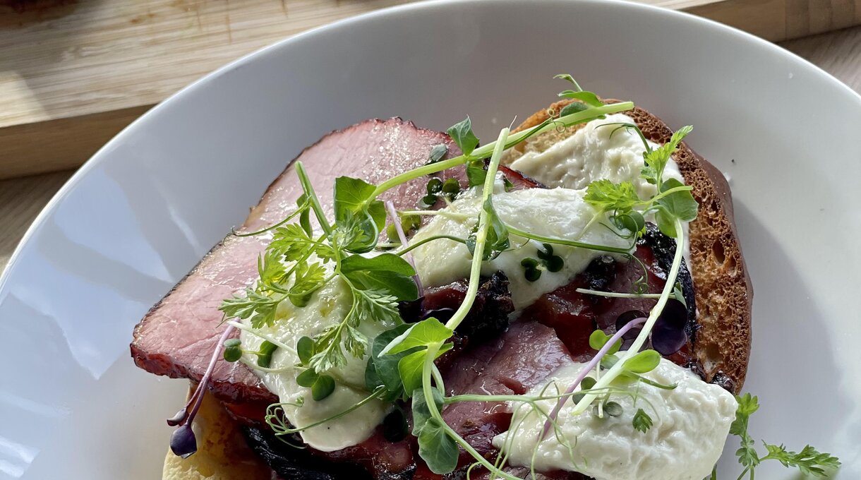 Zemplínsky koláč s glazovanou šunkou, pečenou cviklou a chrenovým mascarpone Zemplínsky koláč s glazovanou šunkou, pečenou cviklou a chrenovým mascarpone