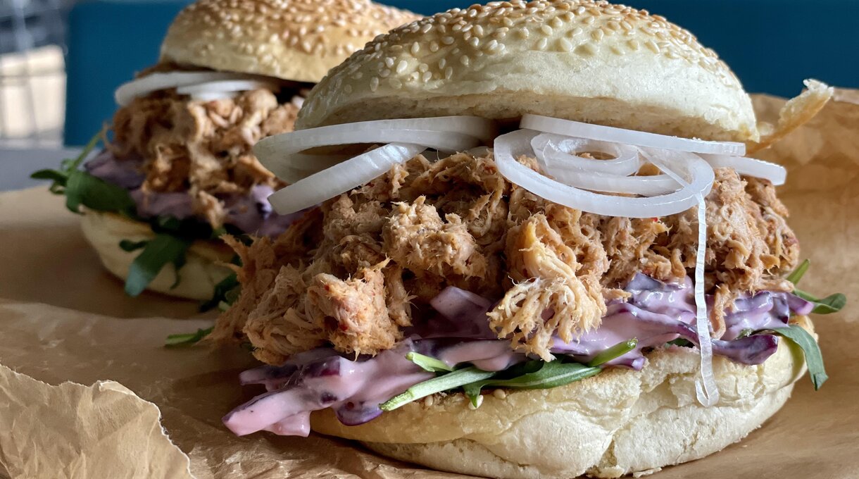 Veľkonočný pulled pork burger s red coleslaw šalátom Veľkonočný pulled pork burger s red coleslaw šalátom