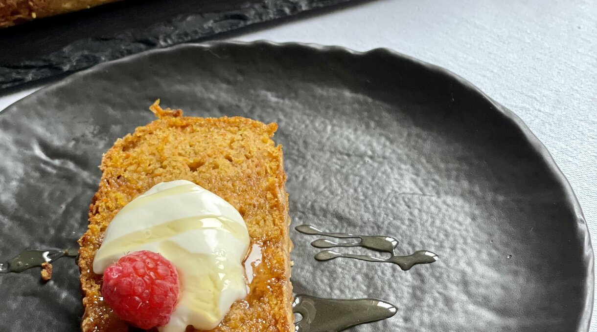 Veľkonočný mrkvový koláč s citrónovým jogurtom a malinami Veľkonočný mrkvový koláč s citrónovým jogurtom a malinami