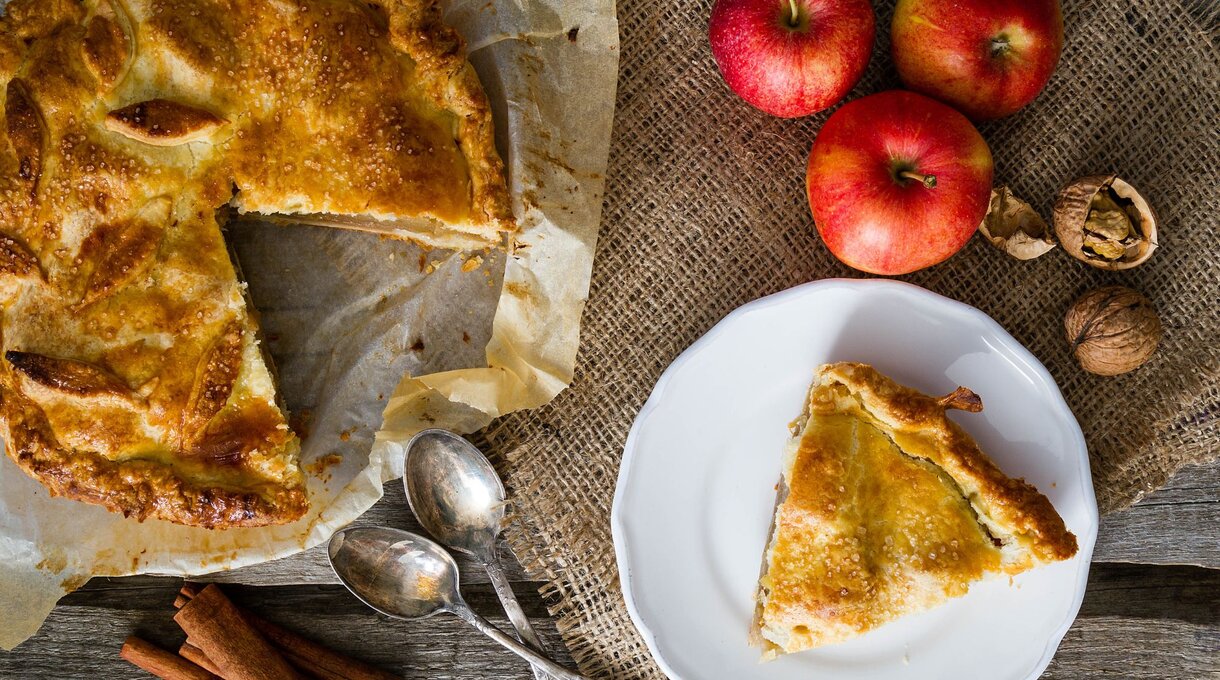 Jablkový koláč so škoricou a orechmi Jablkový koláč so škoricou a orechmi
