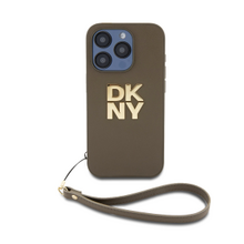 DKNY PU Leather Stack Logo Wrist Strap Zadní Kryt pro iPhone 15 Pro Max Green