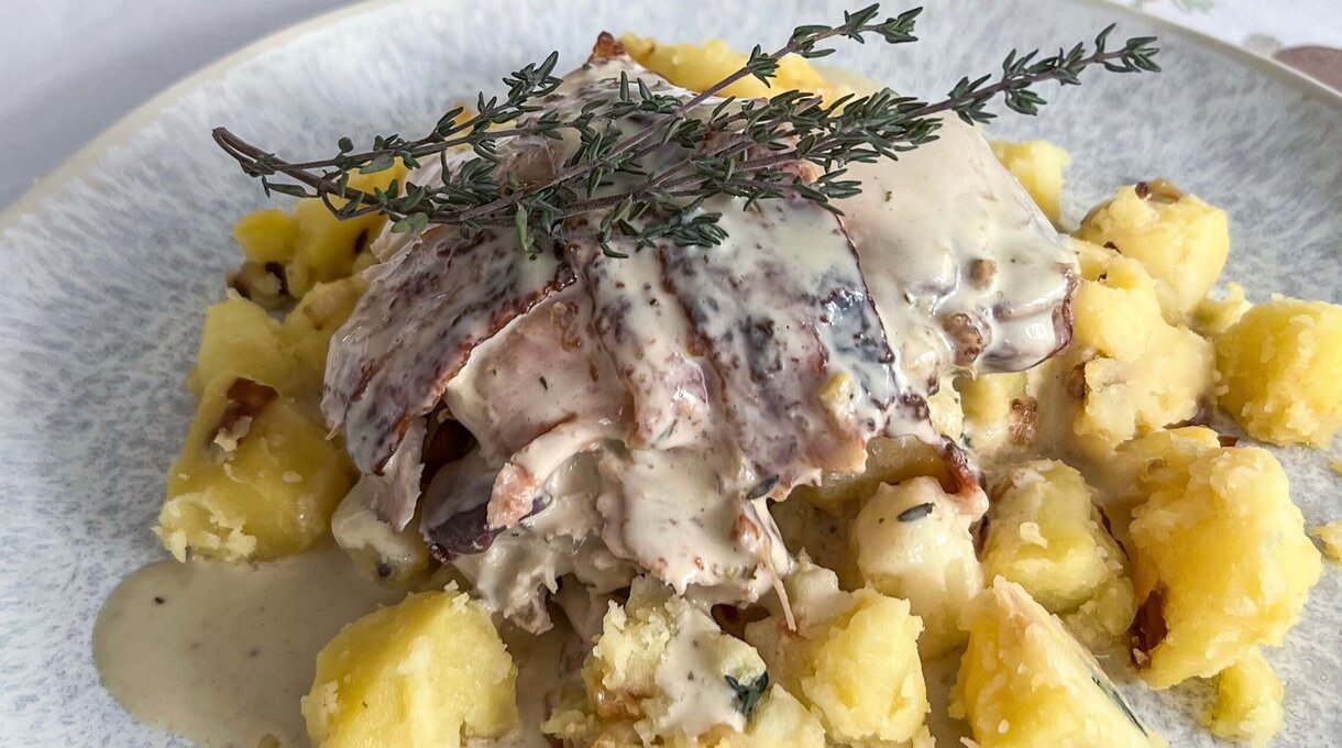 Králik na smotane s bylinkami a bielym vínom Králik na smotane s bylinkami a bielym vínom