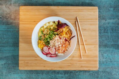 Havajské poké s čerstvým lososom Havajské poké s čerstvým lososom