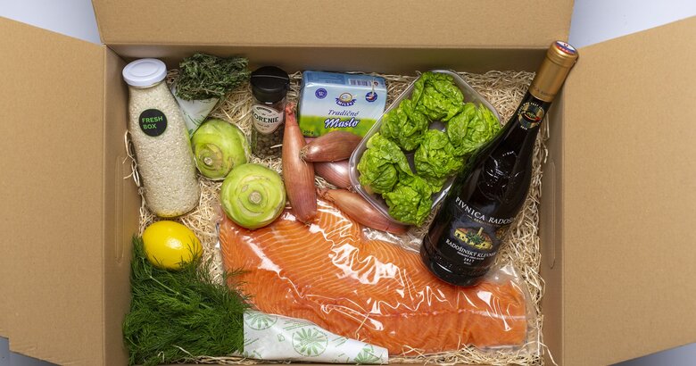 Losos so šalotkovo-vínovou omáčkou a teplým šalátom Losos so šalotkovo-vínovou omáčkou a teplým šalátom