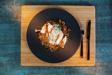 Pečené kuracie prsia s quinoou a mandľovým jogurtom Pečené kuracie prsia s quinoou a mandľovým jogurtom