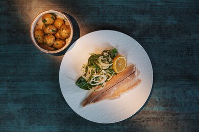 Pstruh v soli s feniklovým šalátom Pstruh v soli s feniklovým šalátom