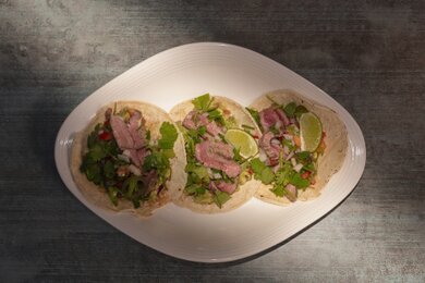 Mexické tacos s flank steakom a quacamole