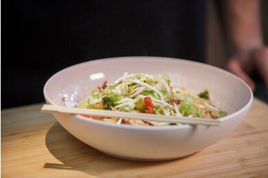 Rýžové rezance s údeným tofu s chrumkavou zeleninou Rýžové rezance s údeným tofu s chrumkavou zeleninou