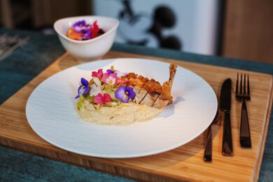 Kuracie supreme so zelerovým pyré + čokoládová pena Kuracie supreme so zelerovým pyré + čokoládová pena