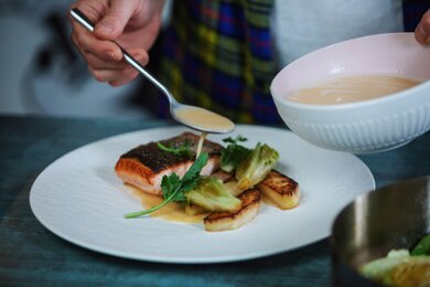 Losos so šalotkovo-vínovou omáčkou a teplým šalátom Losos so šalotkovo-vínovou omáčkou a teplým šalátom