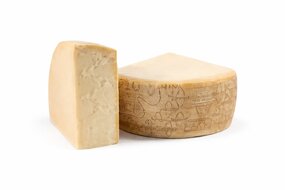 Grana Padano výkroj 14mes. 3-4kg Grana Padano výkroj 14mes. 3-4kg